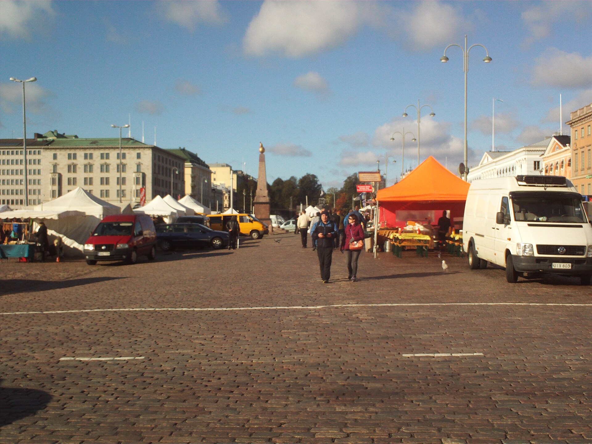 Kauppatori Helsingissä Palace-talon vieressä