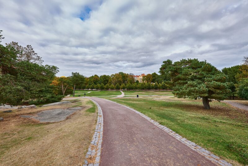 Kaivopuisto syksyisenä päivänä, käytävä puiden ja nurmikon keskellä Helsingissä