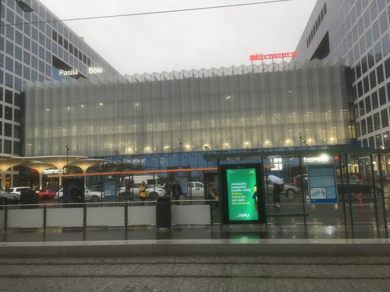 Mall of Tripla -kauppakeskus ja Pasilan rautatieasema sadeisena iltana