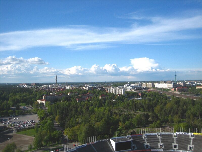 Näkymä Pasilan kaupunkialueelle puiden ja radiomaston yli