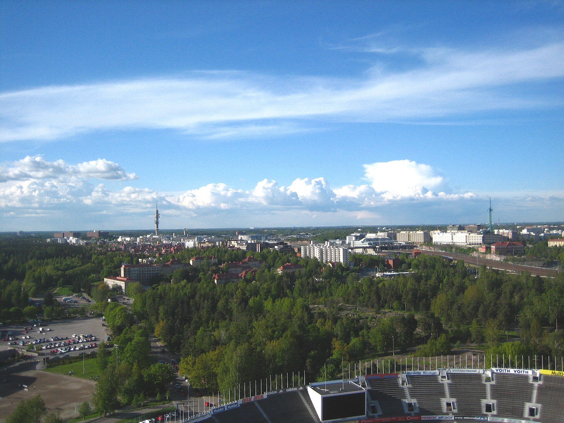 Näkymä Pasilan kaupunkialueelle puiden ja radiomaston yli