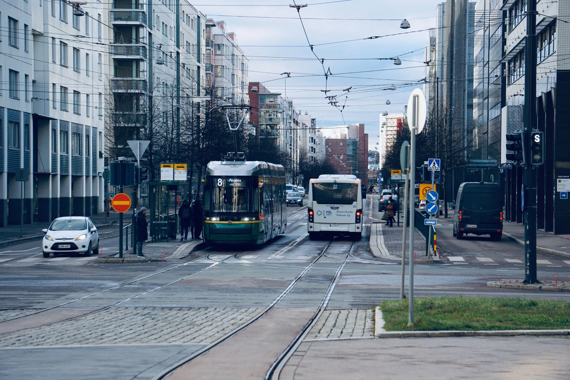 Raitiovaunu Kauppatorin laidalla Eteläsatamassa Helsingissä