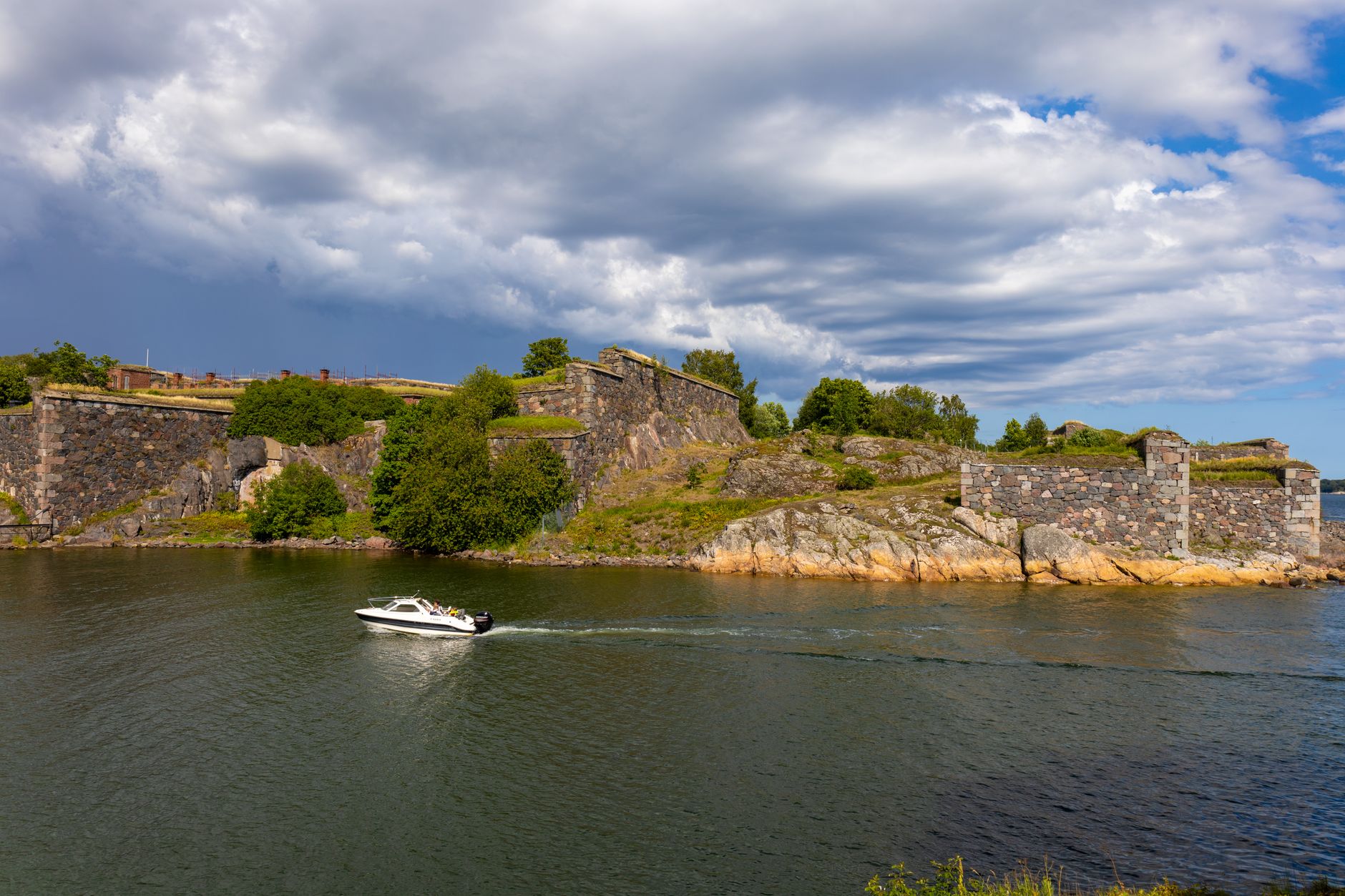 Suomenlinnan merilinnoituksen muureja ja tykkejä Helsingin saaristossa