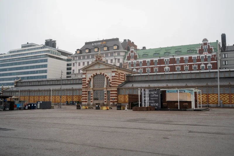 Vanha kauppahalli Helsingin Kauppatorin laidalla, pilvisenä päivänä