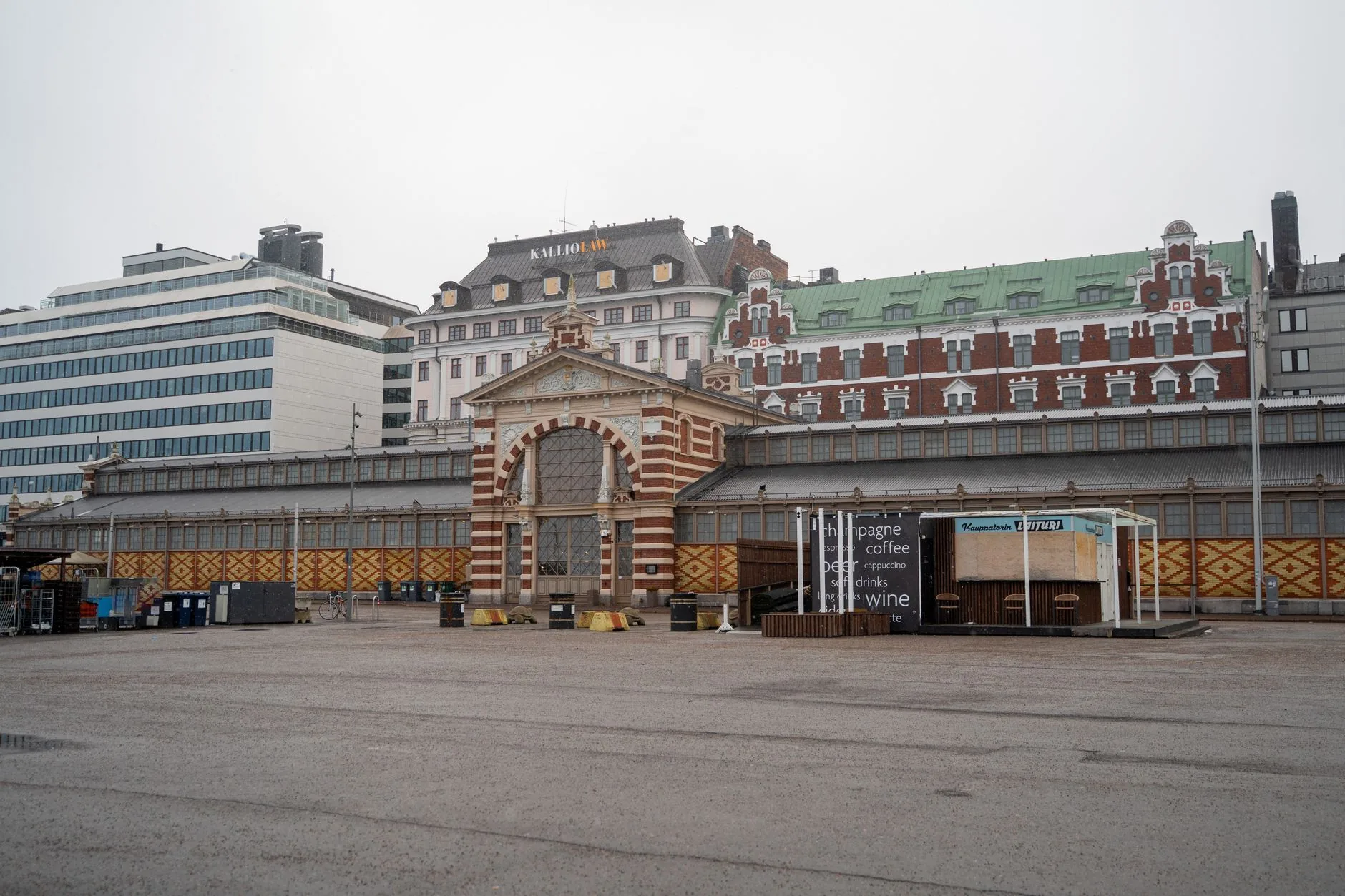Vanha kauppahalli Helsingin Kauppatorin laidalla, pilvisenä päivänä