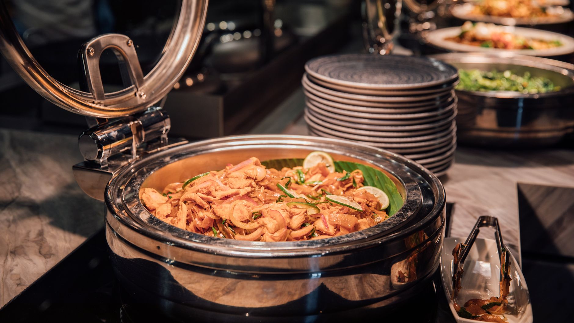 Lounasbuffet, jossa curryja, riisiä ja salaattipöytä nepalilaisessa ravintolassa
