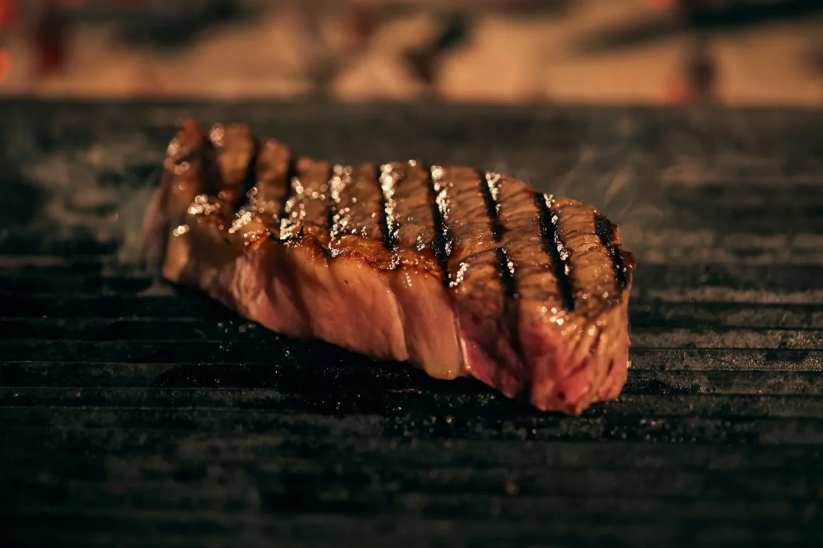 Pihvi grillautuu kuumalla grilliritilällä