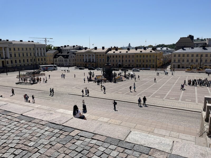Senaatintori ja tuomiokirkon portaat aurinkoisena kesäpäivänä Helsingissä