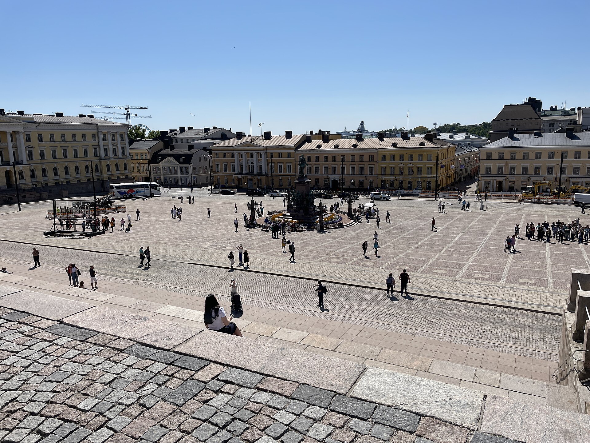 Senaatintori ja tuomiokirkon portaat aurinkoisena kesäpäivänä Helsingissä