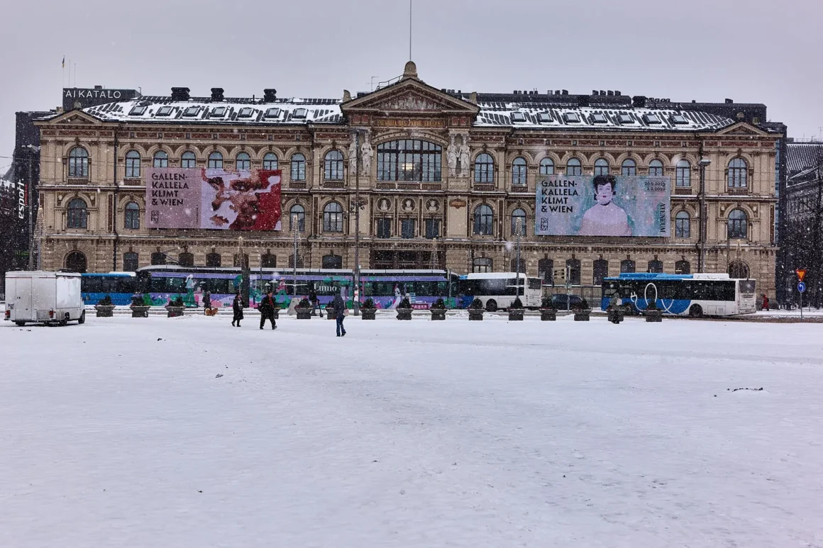 Ateneumin taidemuseon julkisivu lumisateessa Helsingissä, seinillä näyttelybannerit
