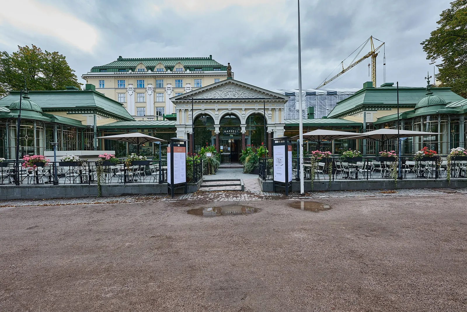 Esplanadin Kappeli-kahvila-ravintola puistossa terasseineen Helsingissä