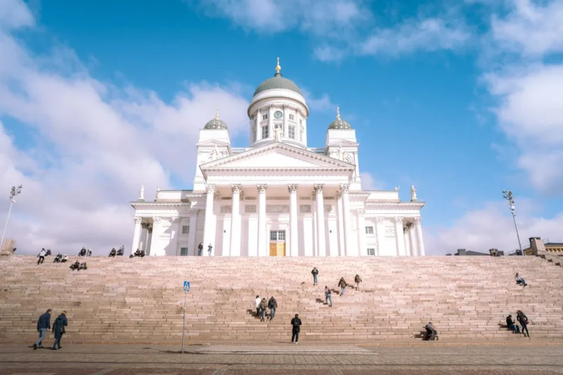 Helsingin tuomiokirkko portaineen aurinkoisena päivänä