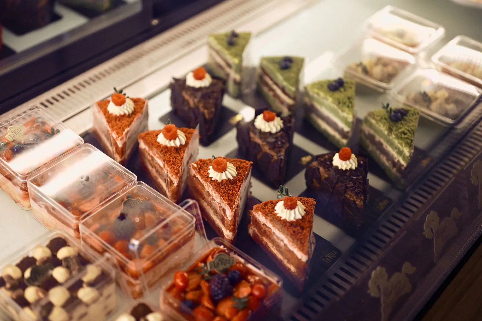 Kakkupaloja leipomon myymälävitriinissä