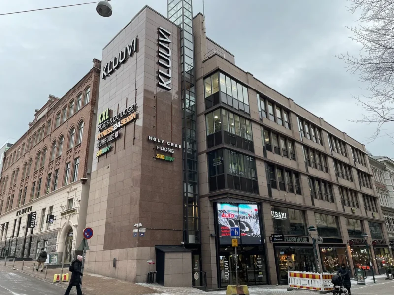 Kauppakeskus Kluuvin kulma Helsingissä, seinässä Kluuvi-kyltit sekä ravintoloiden ja liikkeiden logot