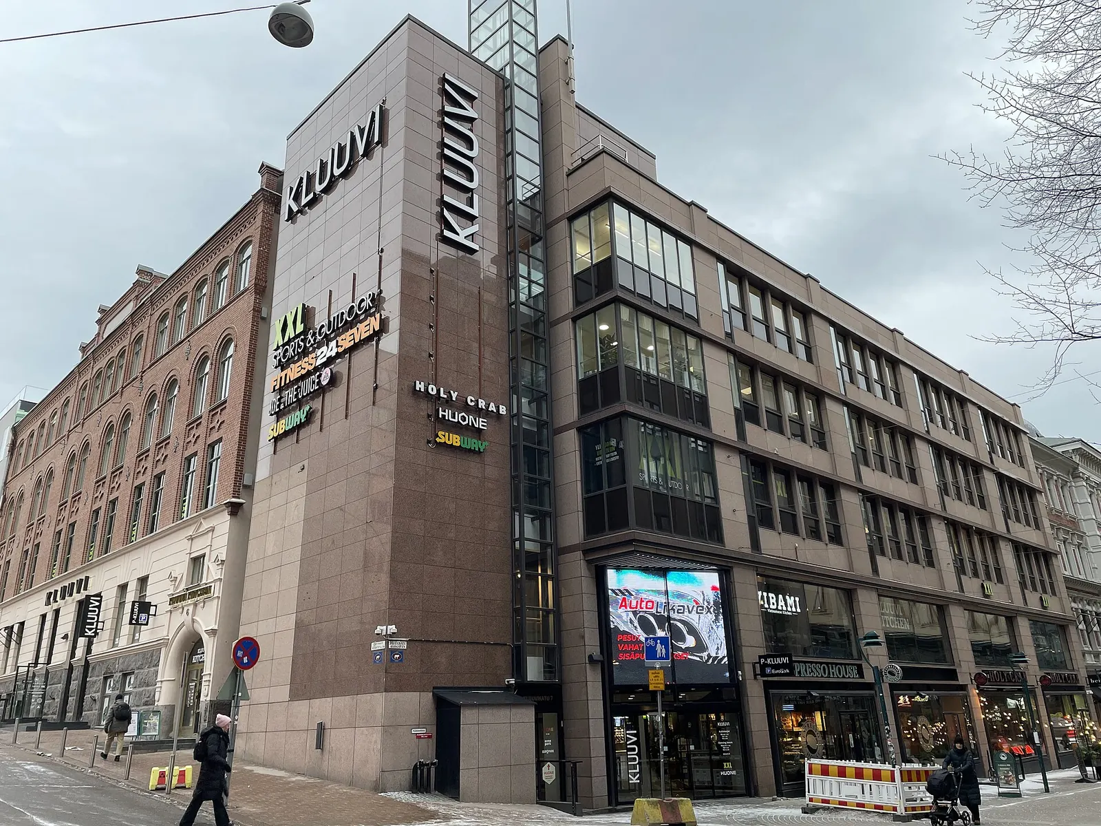 Kauppakeskus Kluuvin kulma Helsingissä, seinässä Kluuvi-kyltit sekä ravintoloiden ja liikkeiden logot