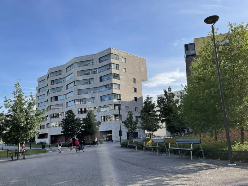 Kerrostalo ja penkkejä Hyväntoivonpuiston aukiolla Jätkäsaaressa