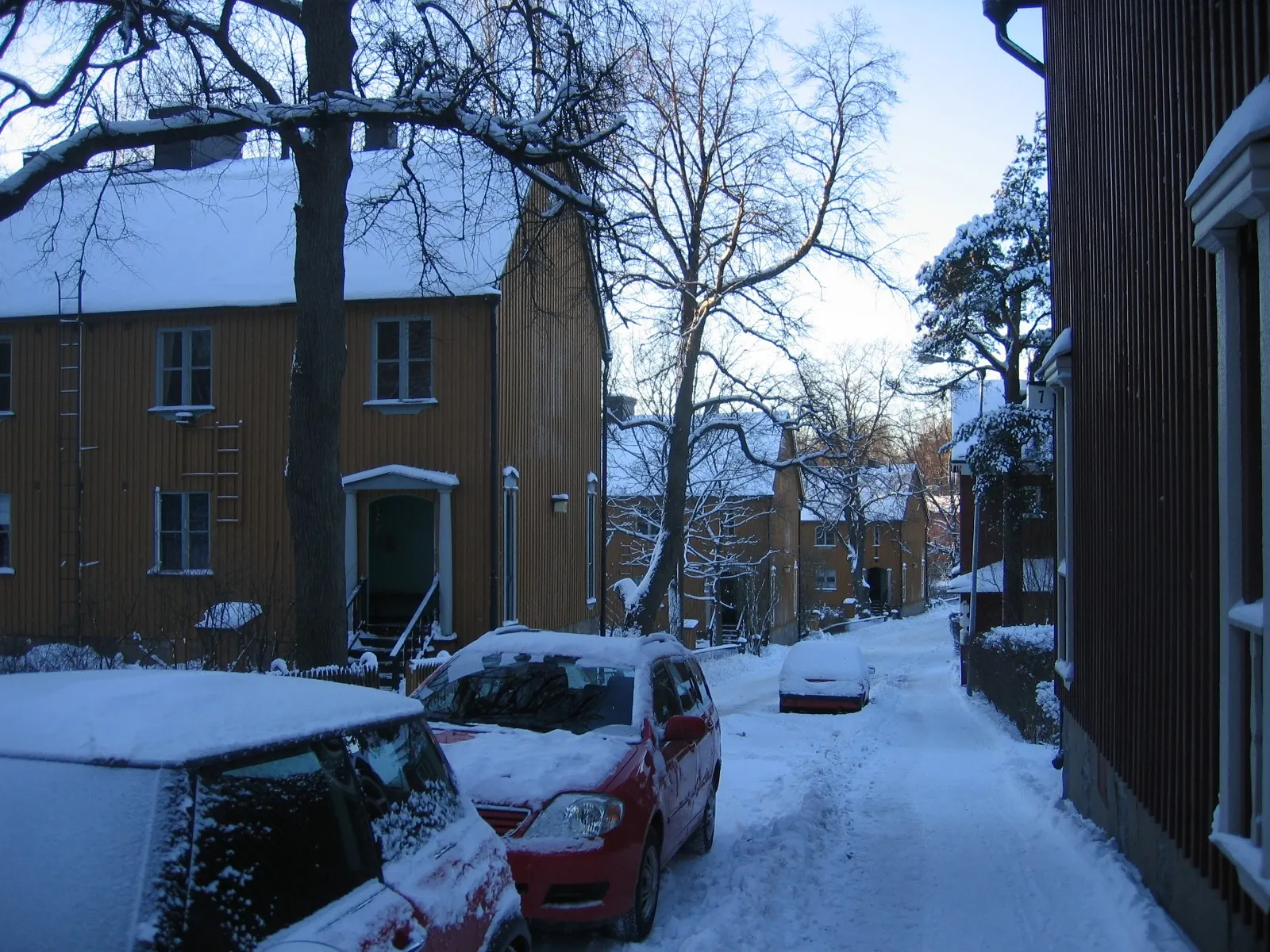 Lumisen Puu-Käpylän puutalot ja kapea katu talvella