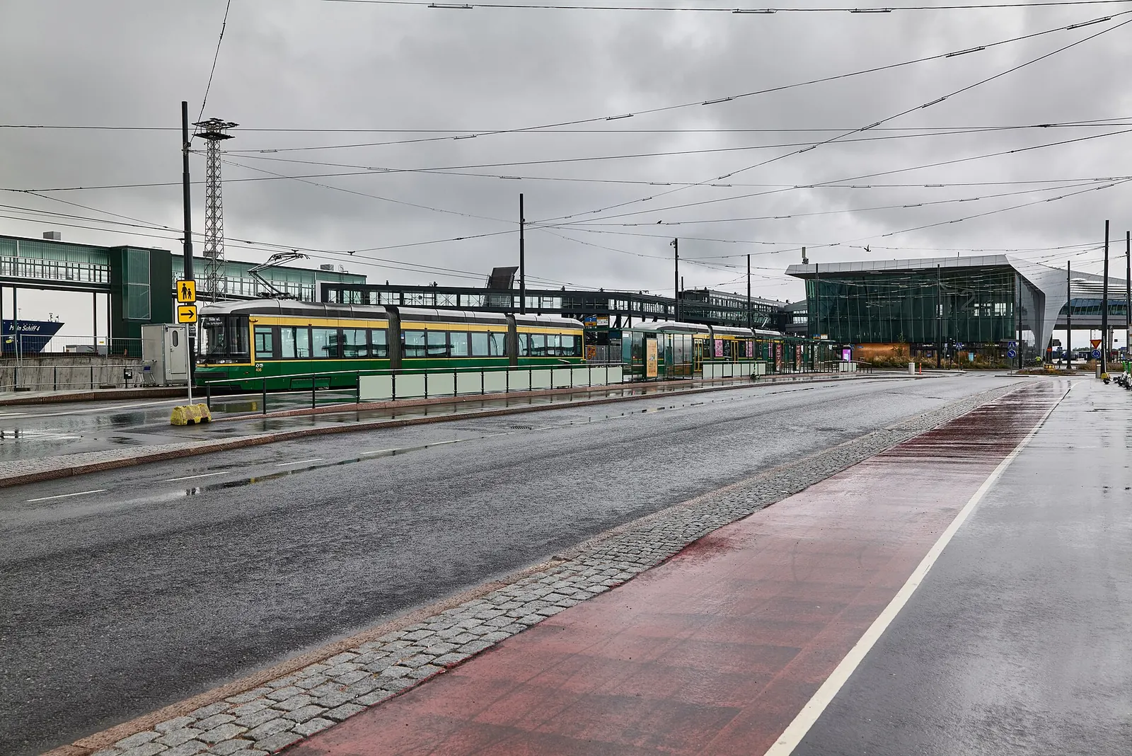 Ratikka pysäkillä ja Länsiterminaali 2 taustalla Jätkäsaaressa