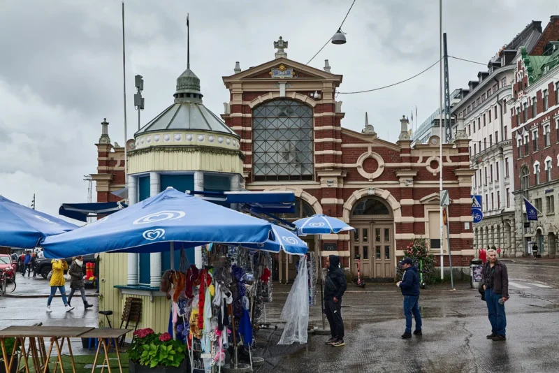Vanhan kauppahallin punatiilinen julkisivu ja vuosiluku 1889 Helsingin Kauppatorilla